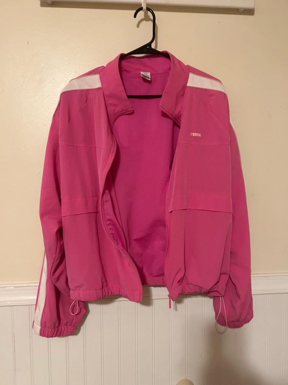 VS PINK TECH WOVEN WINDBREAKER